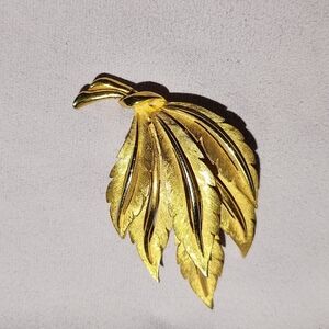 JJ Jonette Vintage Brooch Gold Tone Leaf Design